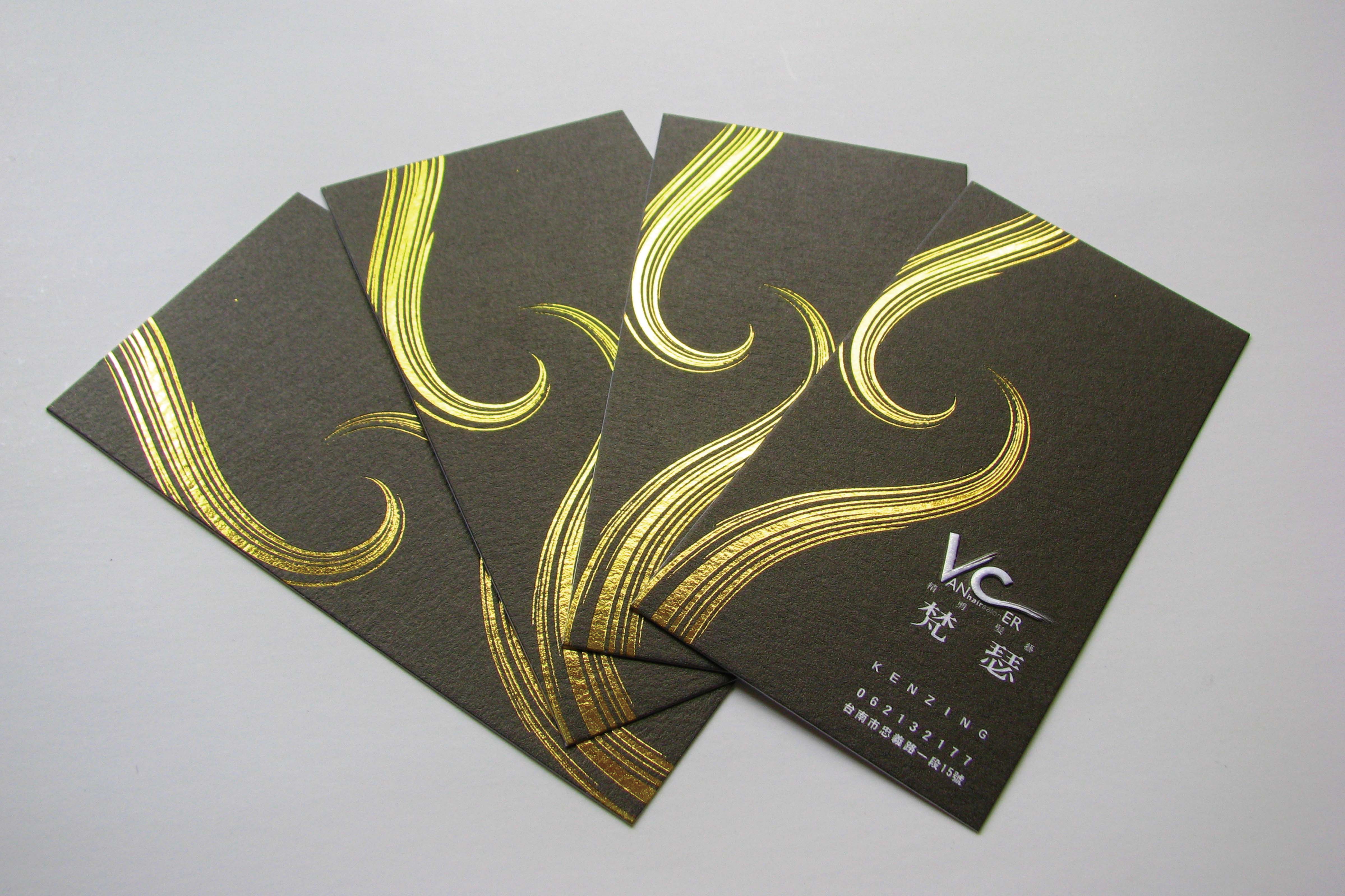 我們知道品牌形象對您非常重要。有見及此,Canva 的免費名片設計工具,讓您可以輕鬆簡單地在名片上展現品牌形象。上傳標誌、使用品牌配色並選擇適合的字型,展示品牌的形象和給人的感覺。